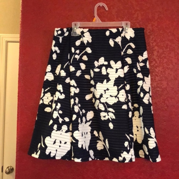 Renee C. Navy & White Floral A-Line Skirt - Medium - Picture 3 of 4